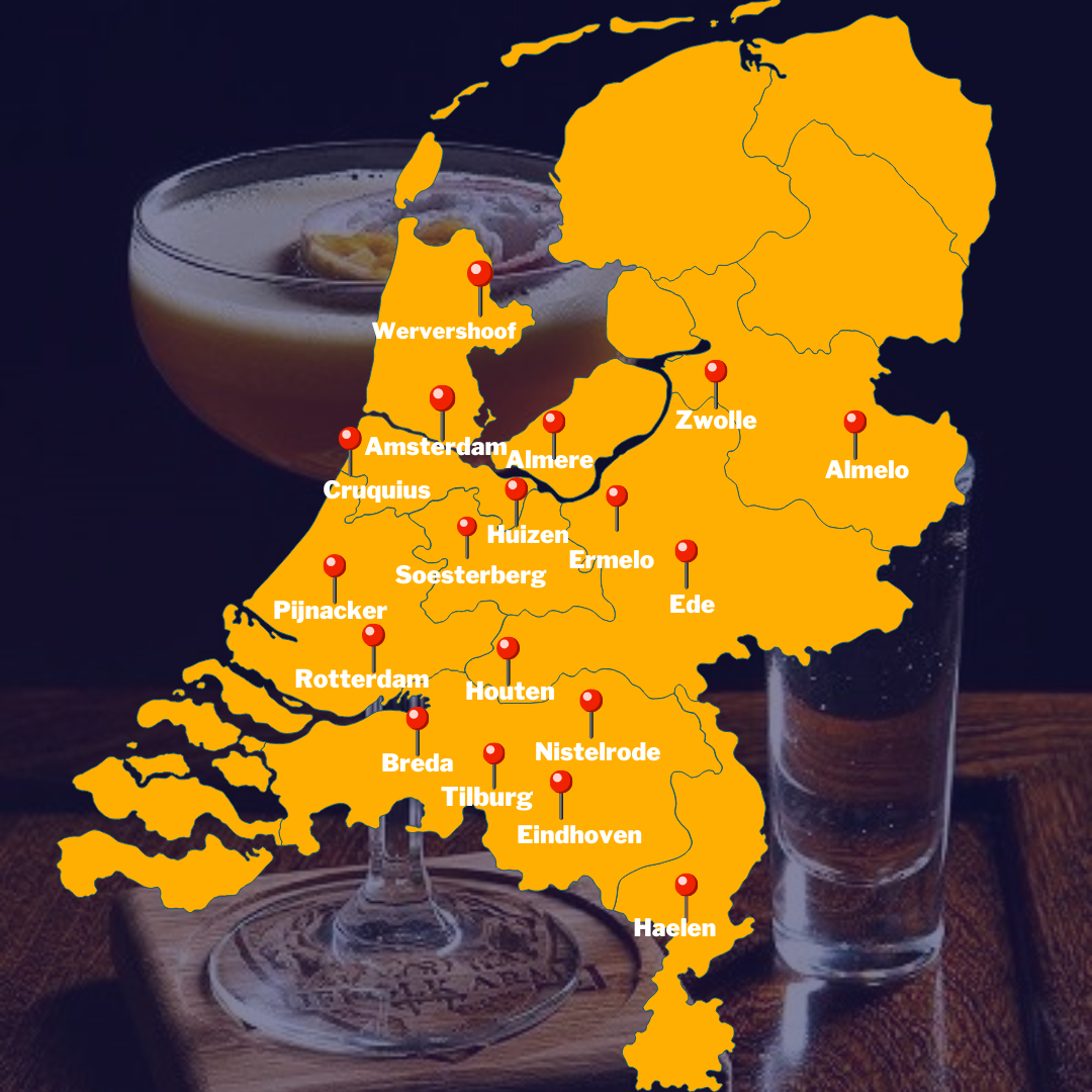 Kaart van Nederland met rode markeringen op steden, met de namen van de steden erbij geschreven. Op de voorgrond zijn twee cocktailglazen te zien.