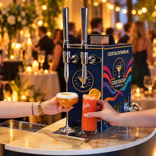 Gasten tappen cocktails uit de cocktailtap van Cocktailtaphuren.nl op een feest